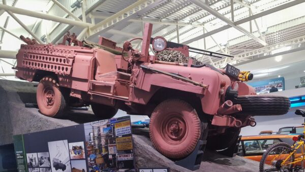 英国汽车博物馆收藏的Land Rover Series IIA粉红豹沙漠车