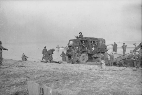1945年驶离莱茵河渡筏的英国陆军Bedford QL四驱卡车