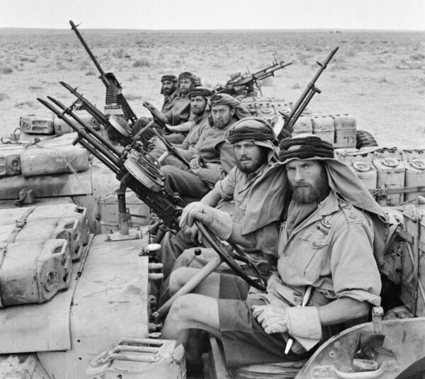 1943年北非战场返回基地的英国特种空勤团武装Jeep巡逻队