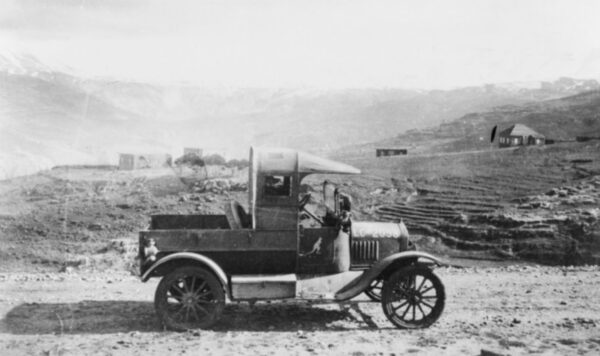 1918年叙利亚山地中的澳大利亚骑兵师Ford Model T军用卡车