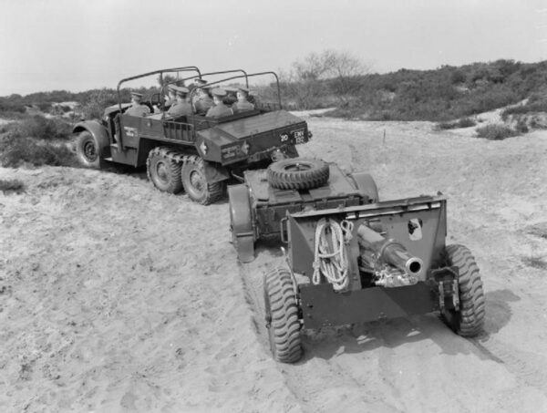 1938年英国陆军Morris 6&times;4炮兵牵引车在沙地牵引18磅炮