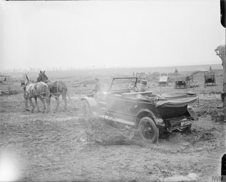 1916年索姆河战场陷入泥泞的英国军用汽车
