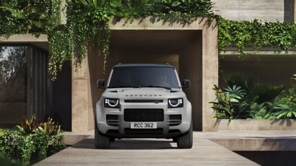 2027款路虎卫士Vertex 110车尾/侧后实车图