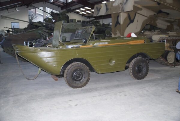 GAZ-46小型两栖车