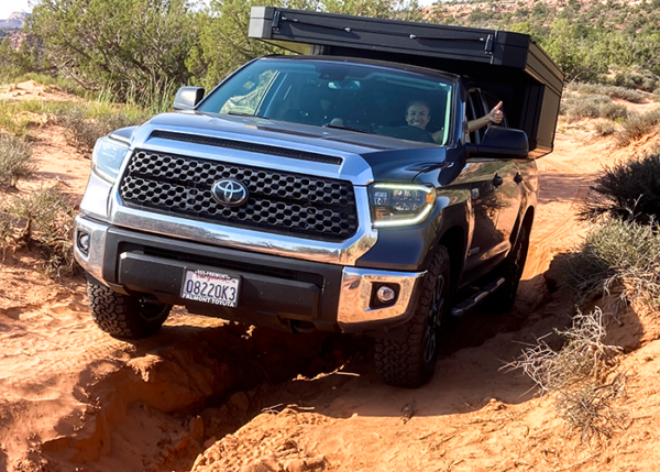 丰田Tundra皮卡搭载Tune M1车顶帐通过红岩沙地路段
