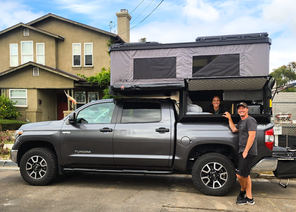 Gia Hellwig和Arin站在丰田Tundra与Tune M1车顶帐旁