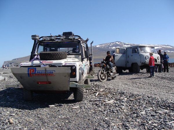 2008年Cape-to-Cape远征的Defender停在Little Diomede卵石岸边，车头安装艏板
