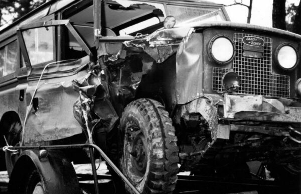 受损的军用Land Rover