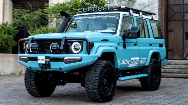 Black Box 4&times;4定制丰田Land Cruiser LC76前侧视角，配黑色防撞杠和越野轮胎