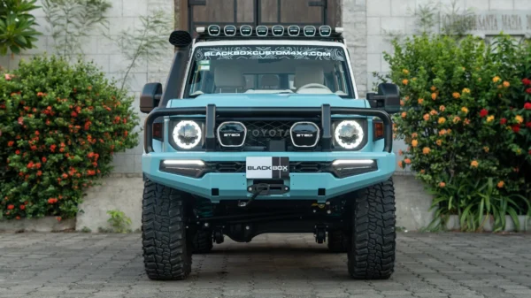 Black Box 4&times;4定制丰田Land Cruiser LC76正前视角，展示前杠绞盘和辅助灯