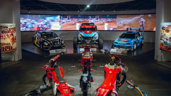 彼特森Legends of the Dirt越野赛车展厅全景