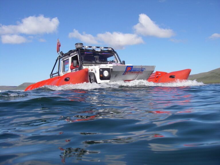 安装充气浮筒在水面航行的Cape-to-Cape Defender 110