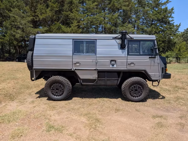 1990年Steyr-Puch Pinzgauer 716K侧面，银色硬顶Kasten车身
