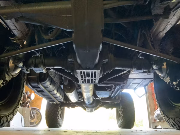 Pinzgauer 716K底盘视角，可以看到中央脊管与门式车桥