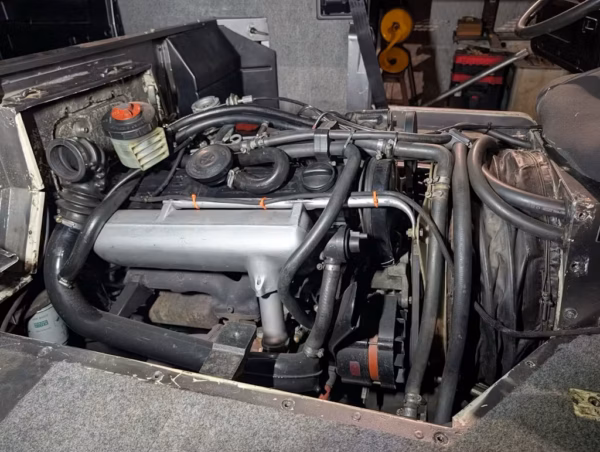 Pinzgauer 716K机舱，大众D24T直列六缸涡轮增压柴油机