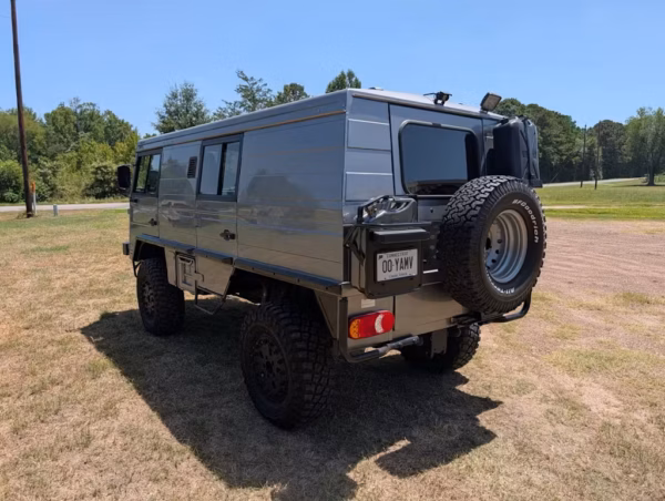Pinzgauer 716K后四分之三视角，硬顶旅行车车身的比例