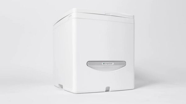 白色CompoCloset堆肥马桶置于纯白背景中