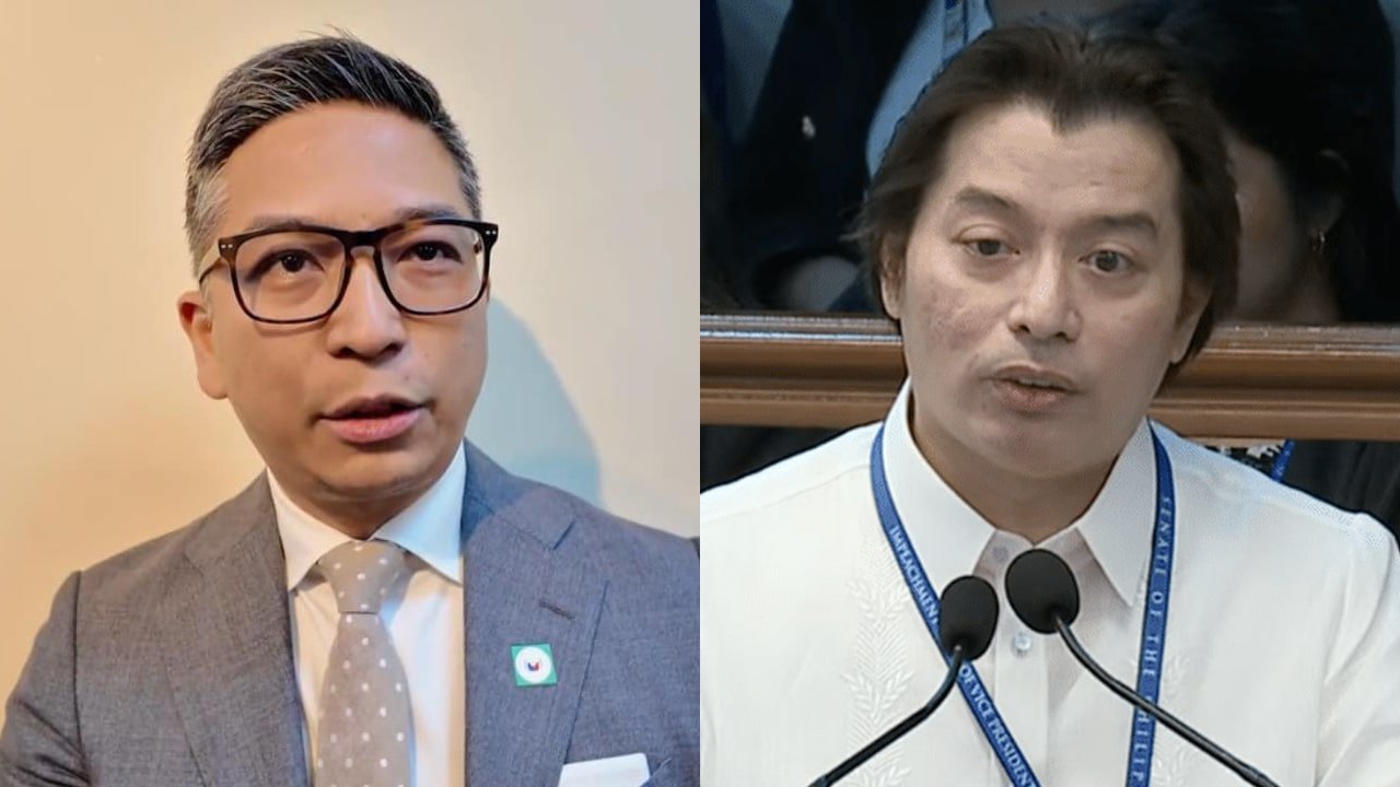 两名穿西装的男子在室内发言