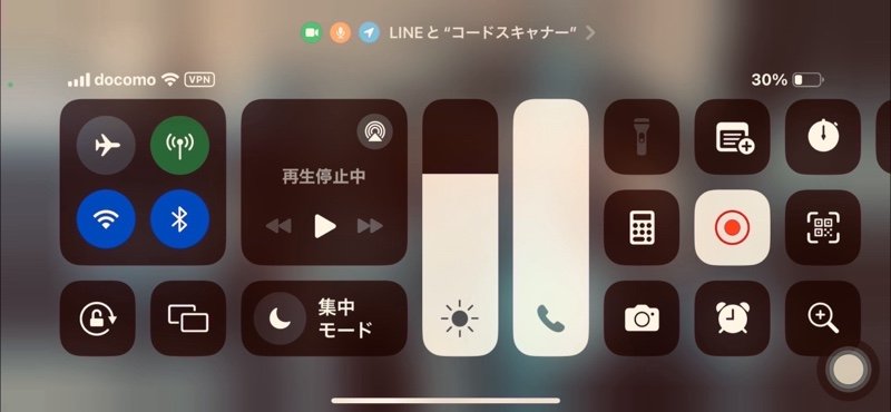 iPhone深色背景下的控制中心界面截图