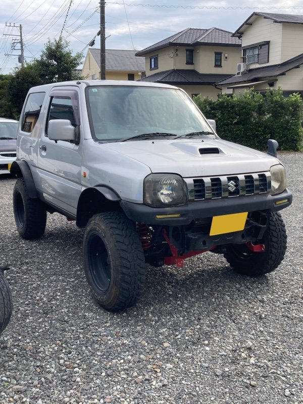 银色铃木吉姆尼越野车停在碎石地