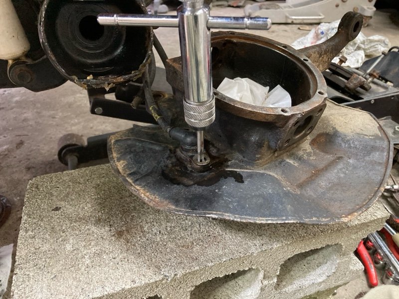 银色拉马工具拆卸黑色汽车底盘零件