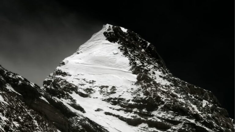 黑白雪山险峻山峰高耸于暗黑天空下