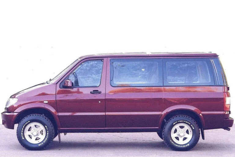 UAZ-3165原型车侧面，酒红色半发动机舱厢式车