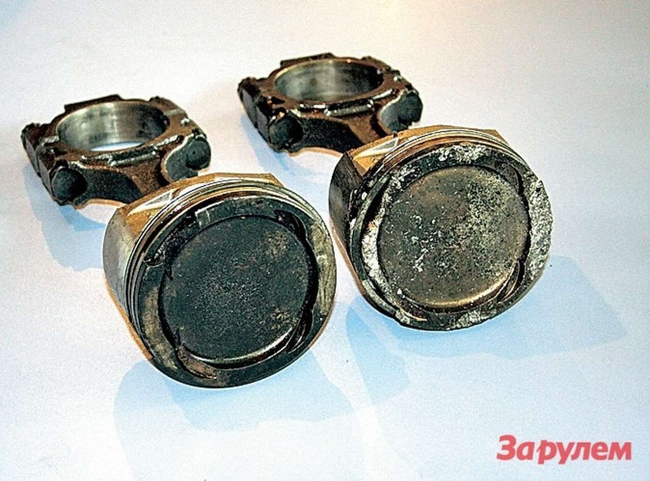 三个黑色积碳活塞连杆在白色背景上展示