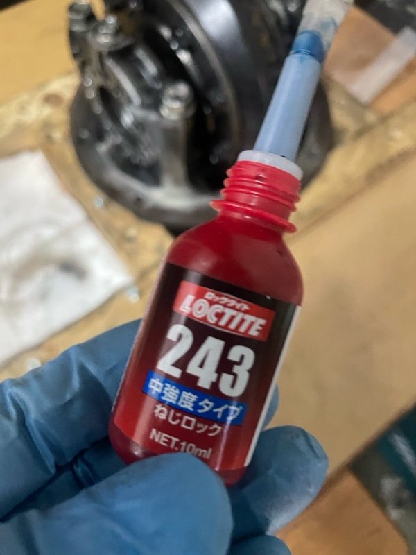 组装差速器时使用的螺纹锁固胶。