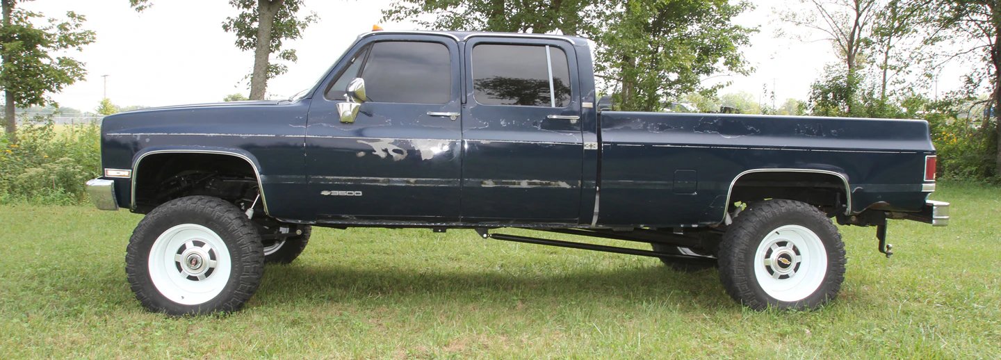 1990款Chevy 3500保留了旧漆和四门驾驶室。