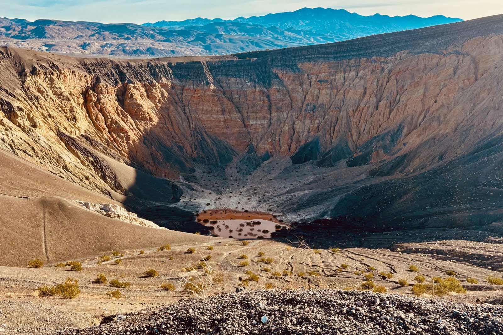 荒漠中色彩斑斓的火山口地貌景观
