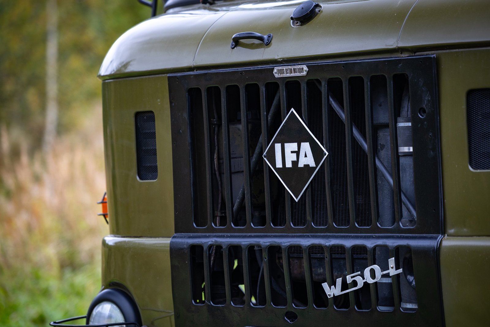 绿色IFA W50L卡车车头停户外