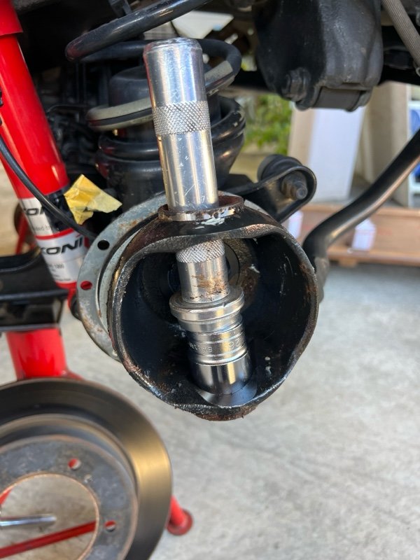 红色减震器旁金属工具插入黑色套筒中