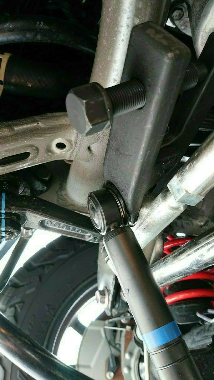 银色摩托车底盘黑色螺栓与避震器细节