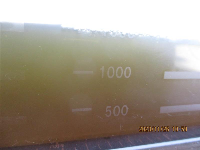 棕色玻璃仪器刻度盘上显示1000和500