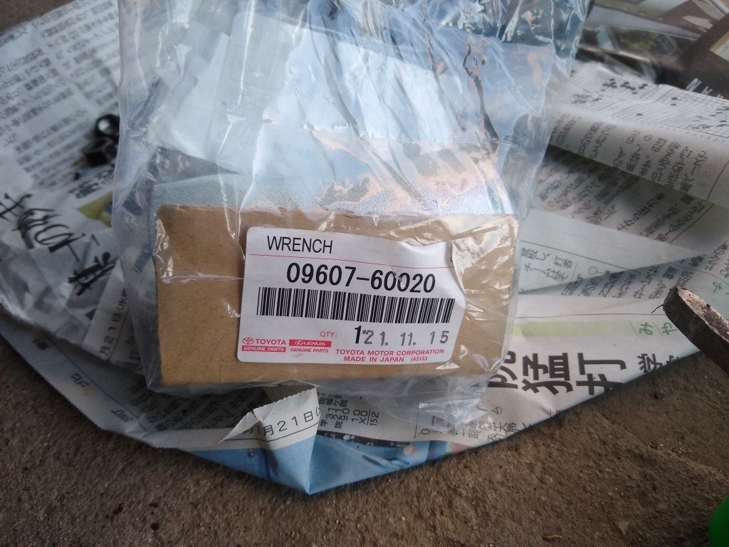 透明塑料袋包装的丰田扳手标签置于报纸上