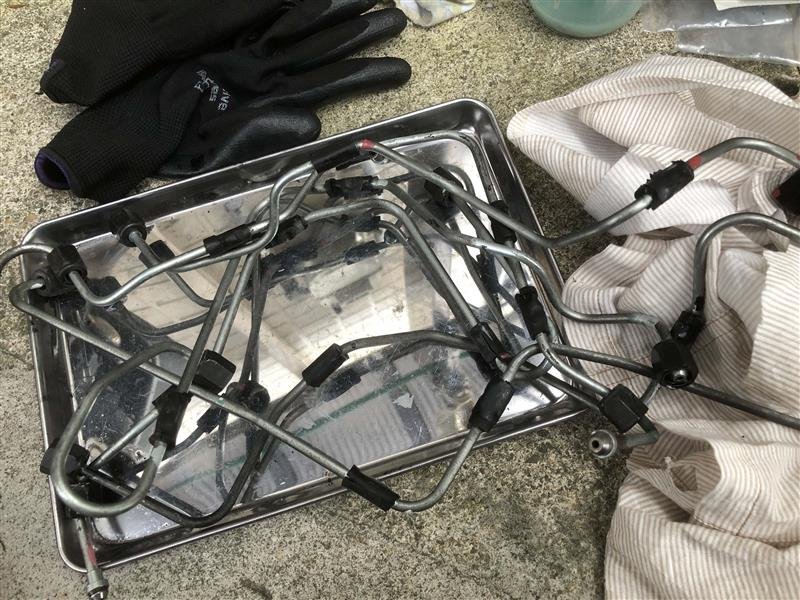 金属管件与黑手套放在不锈钢托盘上