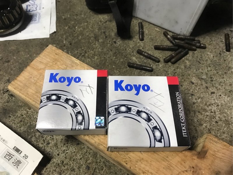 本次准备的Koyo轴承和拆下的双头螺栓。
