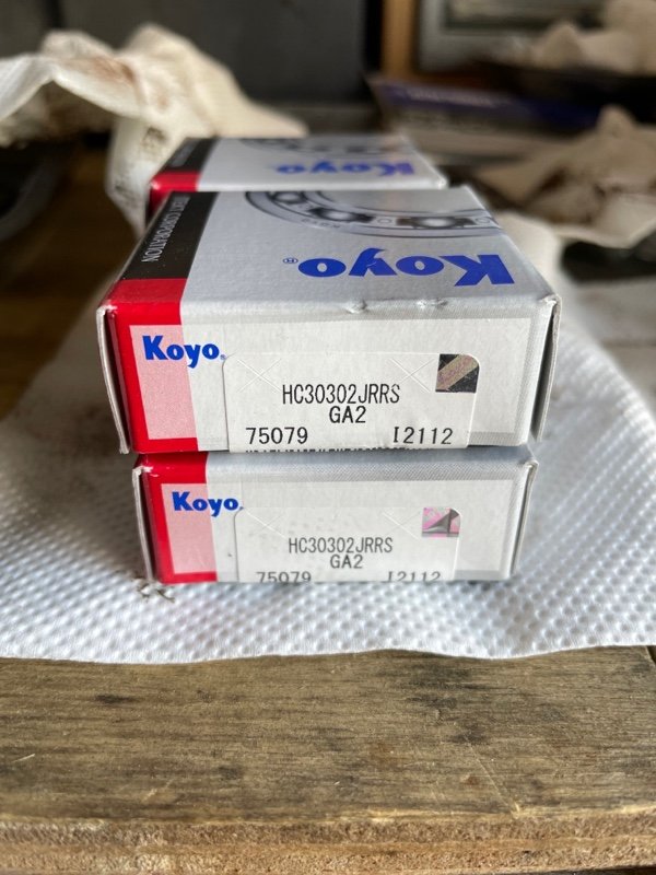 木桌上两个红白蓝色Koyo轴承包装盒