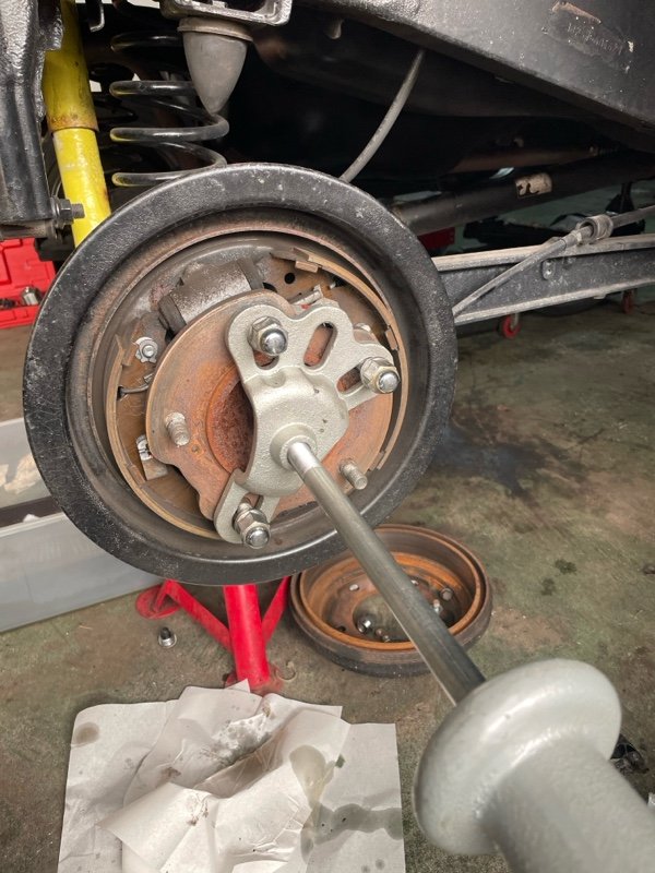 灰色滑锤工具拆卸汽车生锈刹车鼓