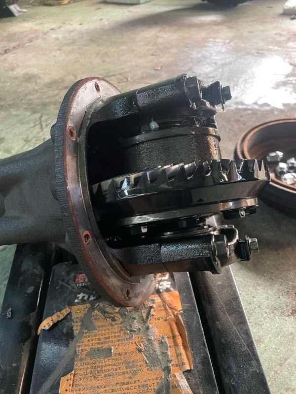 黑色汽车差速器齿轮总成置于车间工作台