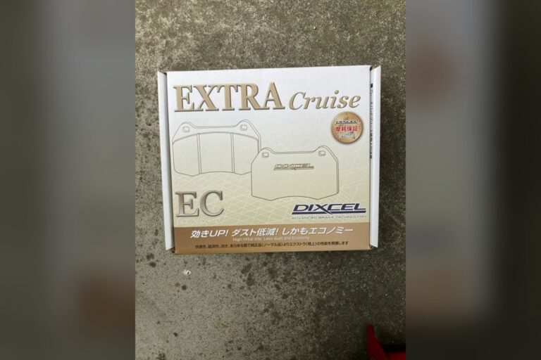 灰地上放置的白色DIXCEL汽车刹车片包装盒