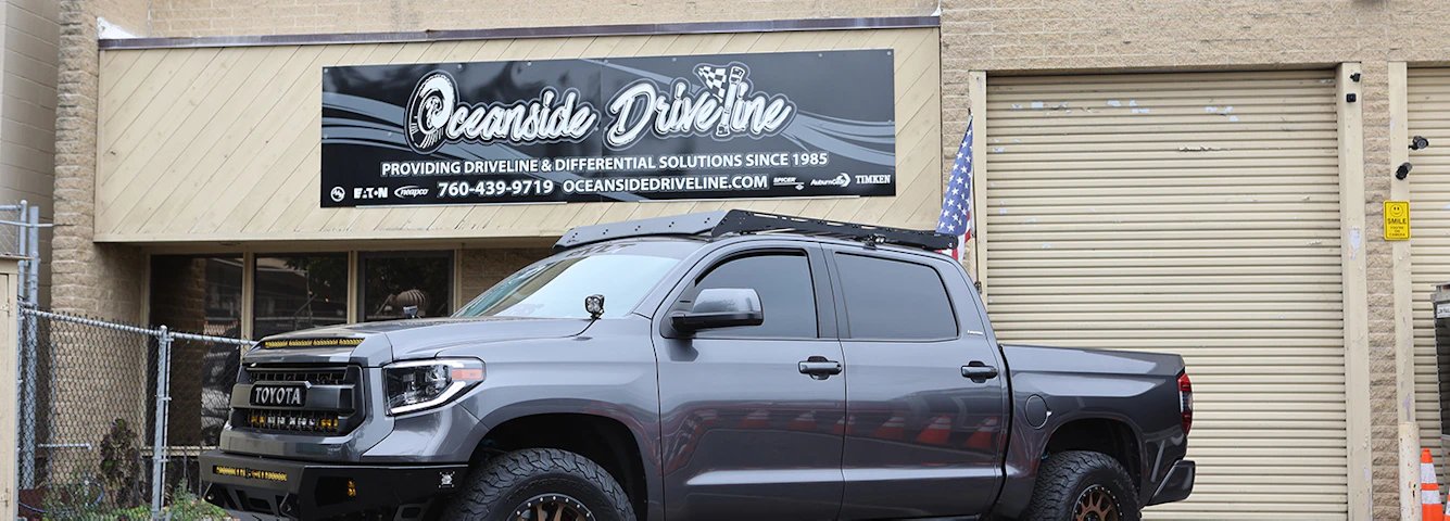 深灰色丰田皮卡停在Oceanside Driveline店铺前