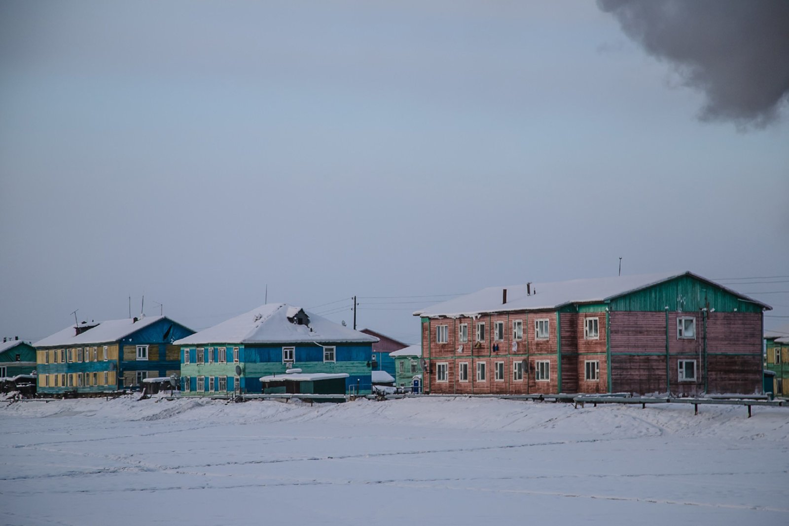 雪原上矗立着色彩斑斓的木屋建筑群